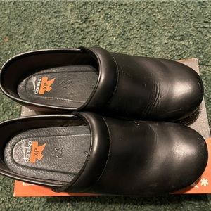 Dansko Women’s Pro XP Mule, Black Cabrio 8.5-9 M US